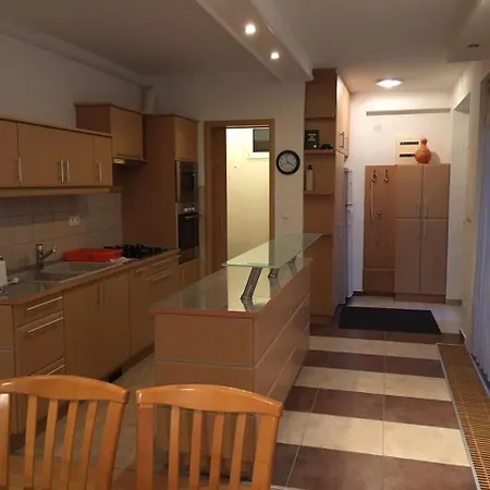Mary Apartmanhaz *